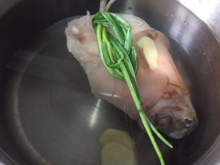 9、夏日凉菜—白切猪肘,肘子下锅放入姜蒜