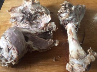 13、夏日凉菜—白切猪肘,捞出剔骨