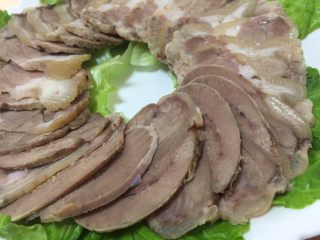 17、夏日凉菜—白切猪肘,摆放盘中