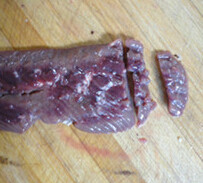 1、木耳炒猪腰,把木耳切成小块，猪腰切花刀