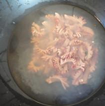 2、木耳炒猪腰,锅中烧热水，放入猪腰，料酒，烫开花时捞出