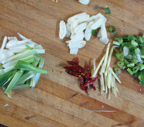 3、木耳炒猪腰,开水锅中加入木耳煮10秒钟捞出备用，葱、蒜、辣椒、姜，葱梗切成丝