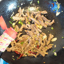 4、木耳炒猪腰,锅中入油加入葱、姜、蒜、辣椒炸香，再入猪腰炒，加入料酒，白糖，生抽炒匀出锅