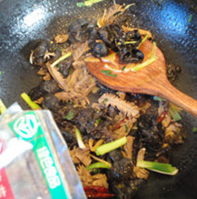 5、木耳炒猪腰,油锅加入葱炸香。入木耳，猪腰和葱梗，加入盐和味精、胡椒粉，开水炒匀出锅