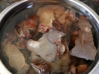 1、木耳炒肉丝,用清水浸发木耳