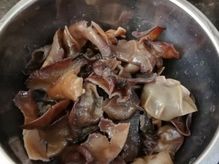 2、木耳炒肉丝,把大朵的木耳切成小块，然后焯水3分钟，捞出备用