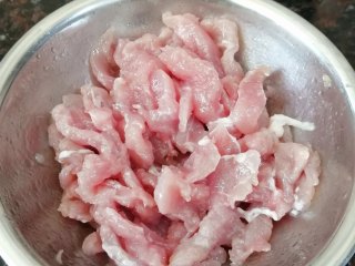3、木耳炒肉丝,瘦肉切丝