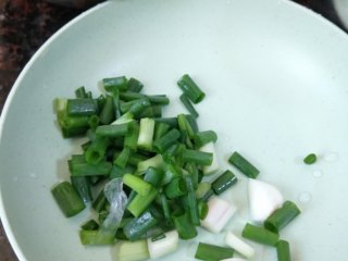 4、木耳炒肉丝,葱切葱花，姜切末