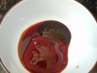 5、木耳炒肉丝,碗里加入蚝油、黑胡椒酱、生抽和黄豆酱