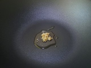 8、木耳炒肉丝,热锅入油，爆香姜末