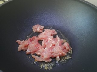 9、木耳炒肉丝,加入肉丝