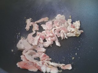 10、木耳炒肉丝,炒至变色