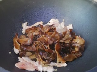 11、木耳炒肉丝,加入木耳同炒