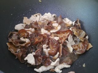 12、木耳炒肉丝,加入盐，炒匀，加入刚才调好的酱汁