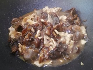 13、木耳炒肉丝,煮大约3分钟