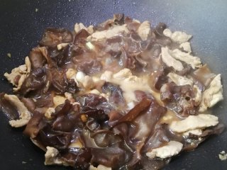 14、木耳炒肉丝,加入芡水，勾芡