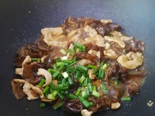 15、木耳炒肉丝,加入葱花，炒匀便可