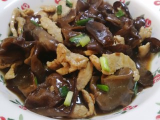 16、木耳炒肉丝,出锅啦