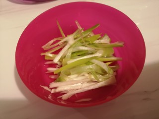 6、清蒸盲曹鱼,再切一碗葱丝儿。