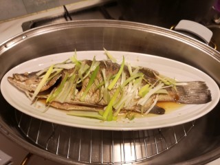 7、清蒸盲曹鱼,放在蒸好的鱼上。