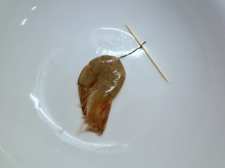 5、无水椒味虾,用牙签在虾的倒数第三节挑出虾线