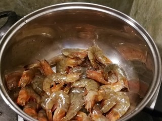 7、无水椒味虾,取一汤锅  直接放入处理好的虾  中小火操作