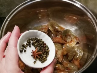8、无水椒味虾,放入麻椒 八角