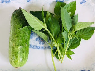 2、凉拌千张,准备配菜,黄瓜,金介~