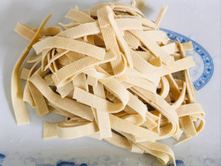 3、凉拌千张,千张洗净,切丝~