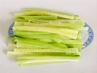 4、凉拌千张,黄瓜洗净,切丝~