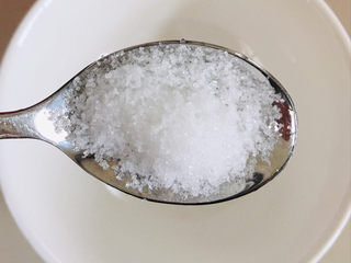 11、凉拌千张,开始调料汁,碗中加一勺盐~