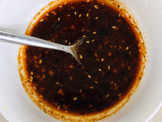 19、凉拌千张,加少许水拌匀均匀,调料汁已做好备用~