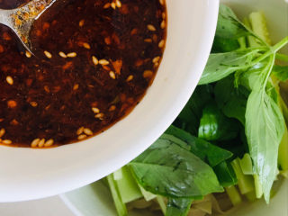 22、凉拌千张,再倒入调料汁~