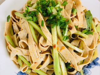 23、凉拌千张,搅拌均匀,装盘撒入葱花即可~