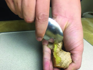 3、猪脚醋,用汤匙去除皮