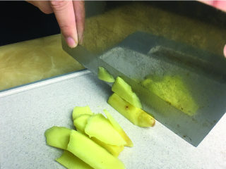 4、猪脚醋,老姜切成片