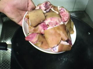 5、猪脚醋,煮开水把猪脚去除血腥。
