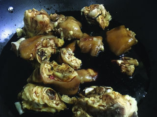 10、猪脚醋,入甜醋小火煮2小时