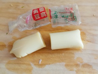 4、脆皮日本豆腐,日本豆腐对半切开 