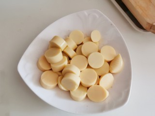 5、脆皮日本豆腐,切小段 