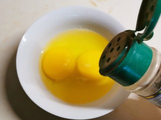 6、脆皮日本豆腐,鸡蛋中放入盐和胡椒粉 调整味道