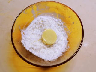 9、脆皮日本豆腐,取一片日本豆腐放入淀粉中滚一圈