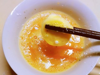 10、脆皮日本豆腐,放入鸡蛋液里滚一圈