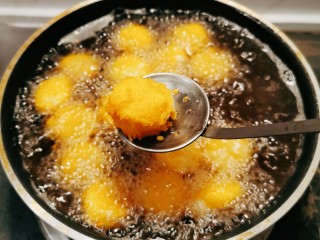 14、脆皮日本豆腐,炸至金黄色 外壳酥脆 捞出