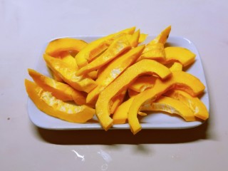 3、炸南瓜条,切成条状