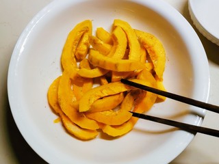 6、炸南瓜条,拌匀腌制15分钟