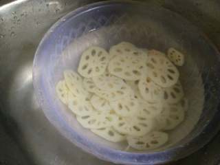 2、凉拌莲藕  #健康美颜餐#,莲藕去皮切薄片放水里浸泡一会