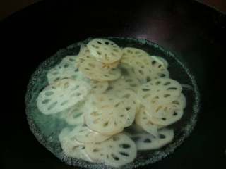 3、凉拌莲藕  #健康美颜餐#,锅里烧开水～放莲藕焯水2分钟捞出