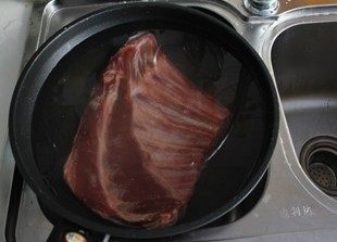 1、香辣炸卤羊排,羊排事先用水浸泡几个小时，泡出血水