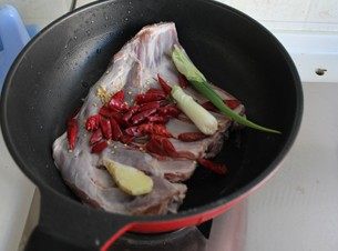 2、香辣炸卤羊排,羊排放入锅中，放入大量干辣椒，葱姜